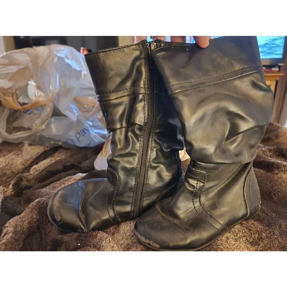 Girls black boots size 10 candies